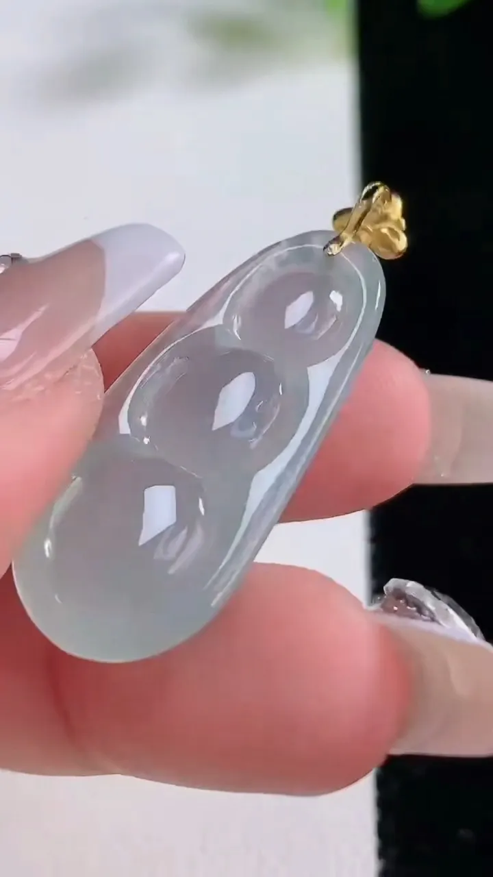 天然A货翡翠种飘花福豆吊坠，尺寸31.7-14.8-6.3，重量:5.32g
12月22日