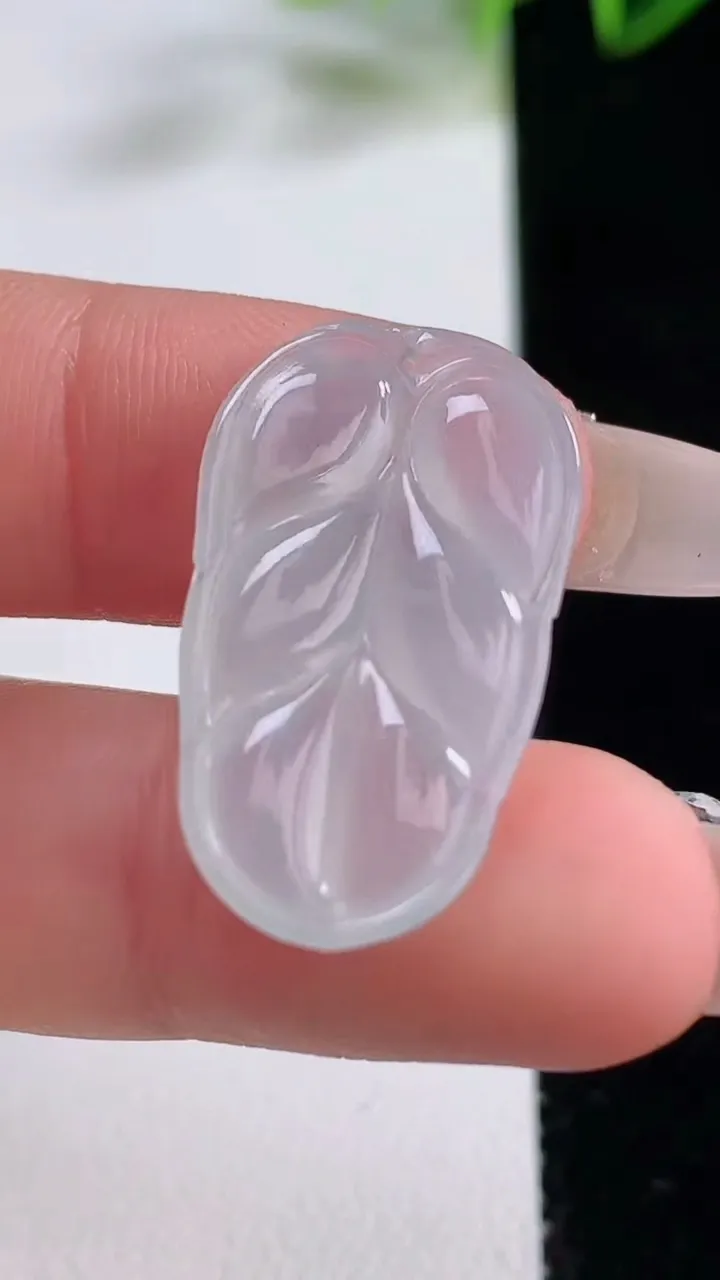 天然A货翡翠金枝玉叶 叶子吊坠，尺寸26.5-14.7-3.7，重量:2.87g
12月22日