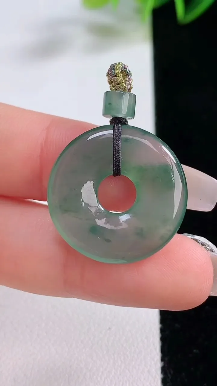 天然A货翡翠飘花平安环吊坠，尺寸22.8-3.5，重量:4.00g
12月22日