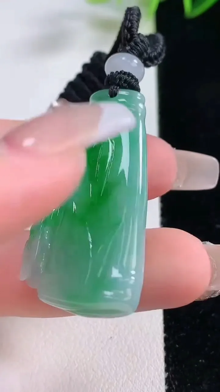 天然A货翡翠节节高升 竹节吊坠，尺寸39.4-21.5-8.4，重量:17.10g
12月22日