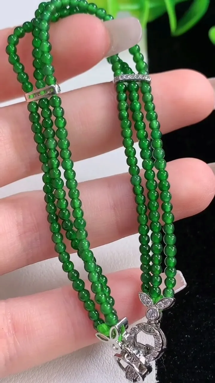 天然A货翡翠小米珠三排手串，尺寸2.2，重量:7.06g12月22日
工厂直销收藏佳品,种好水足，色泽均匀，有种有色，上手高大气！