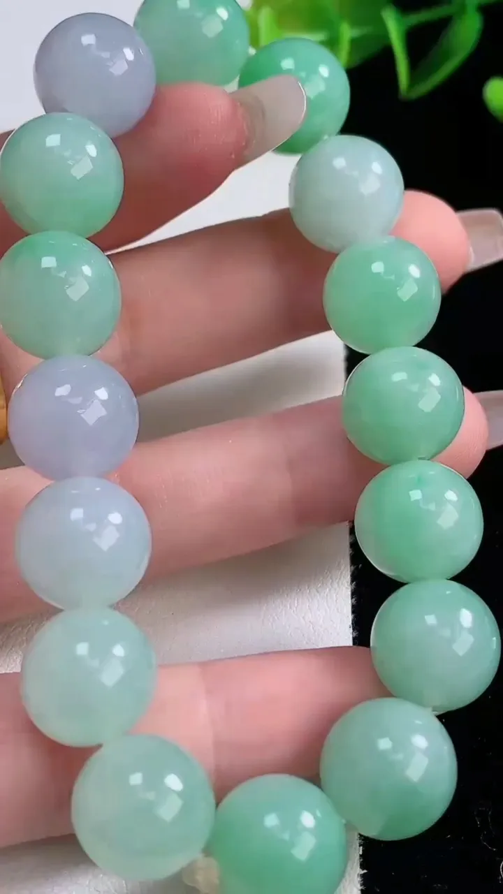 天然A货翡翠圆珠手串，尺寸12.5-16颗，重量:55.90g12月22日
工厂直销收藏佳品,种好水