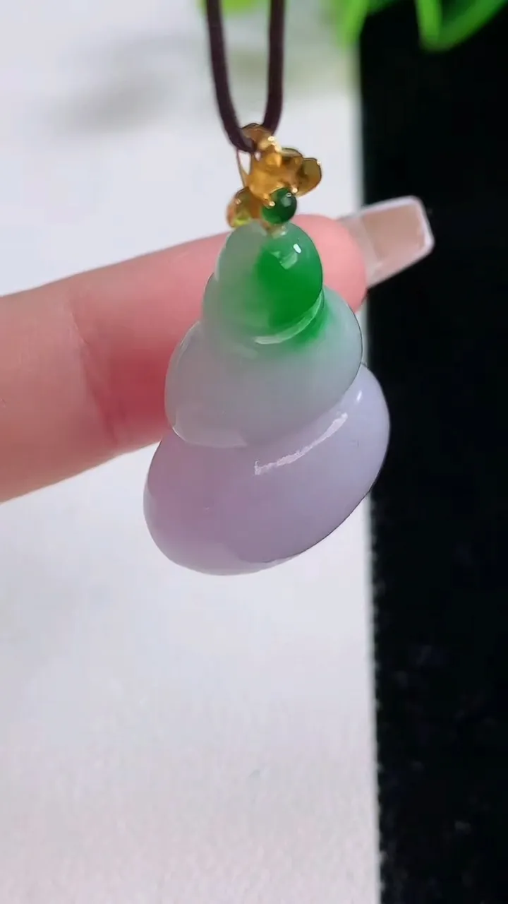 天然A货翡翠18K金春带彩紫罗兰葫芦吊坠，尺寸29.7-19.3-10.7，重量:9.37g
12月22日