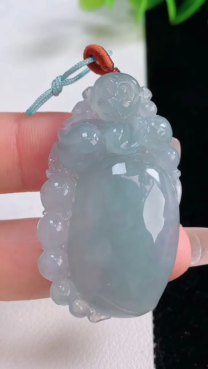 天然A货翡翠寿桃吊坠，尺寸44-24.6-7.2，重量:13.27g
12月22日