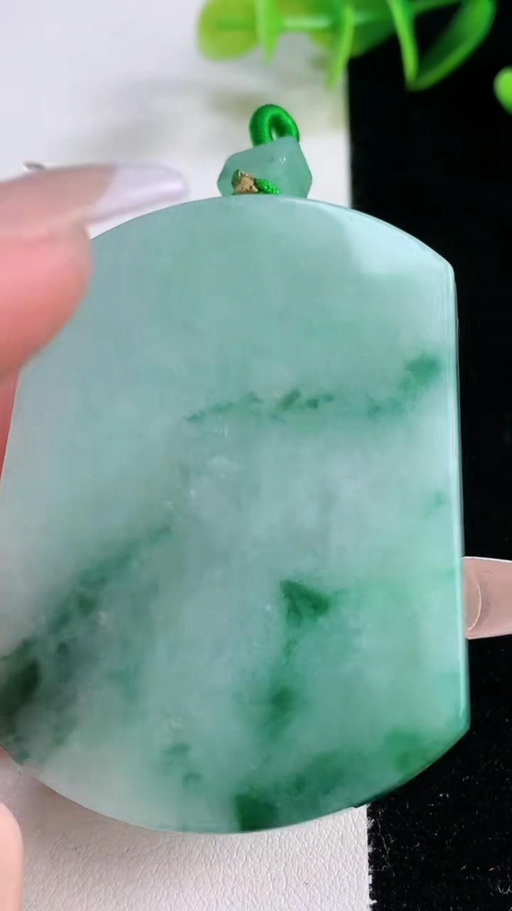 天然A货翡翠飘花无事牌吊坠，尺寸57.2-42.7-6，重量:45.02g
12月22日