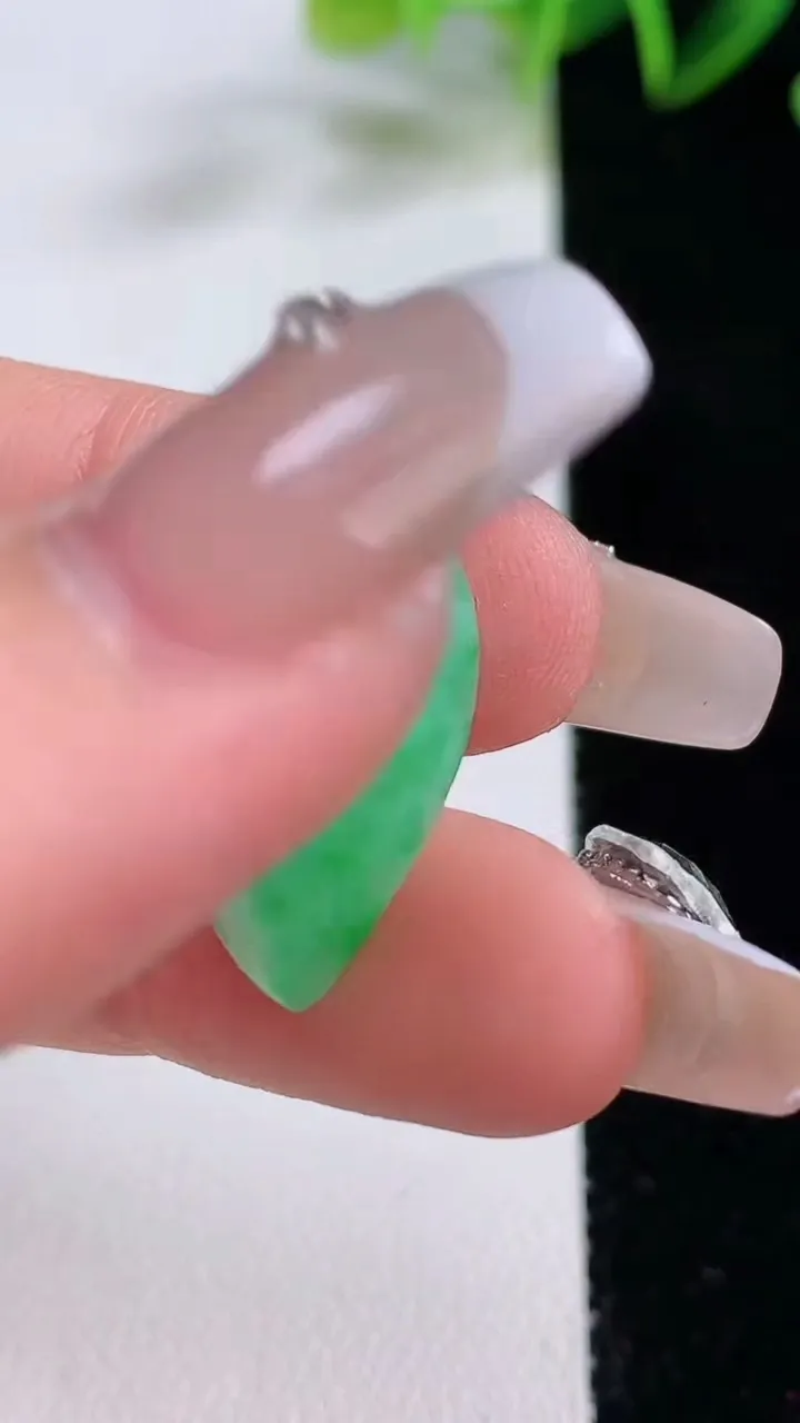 天然A货翡翠随形吊坠，尺寸21.6-11.2-6.9，重量:2.81g
12月22日