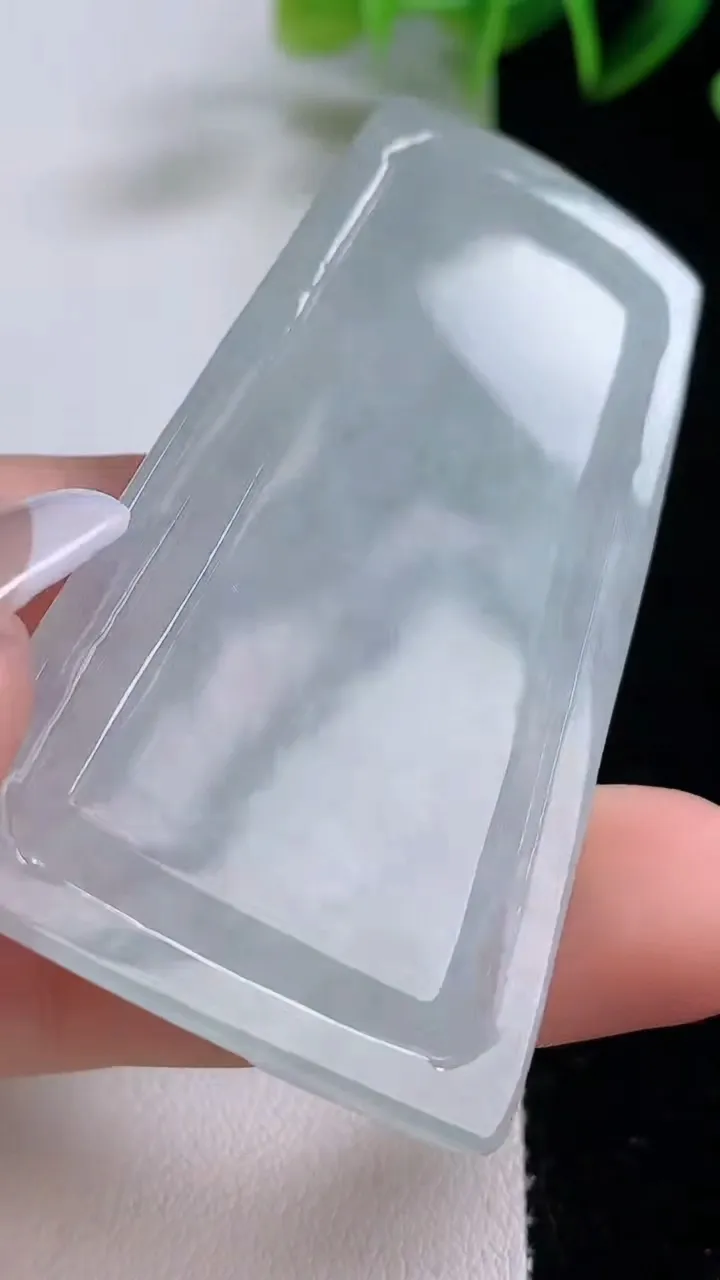 天然A货翡翠大日如来吊坠，尺寸59.7-33.7-5，重量:21.16g
12月22日