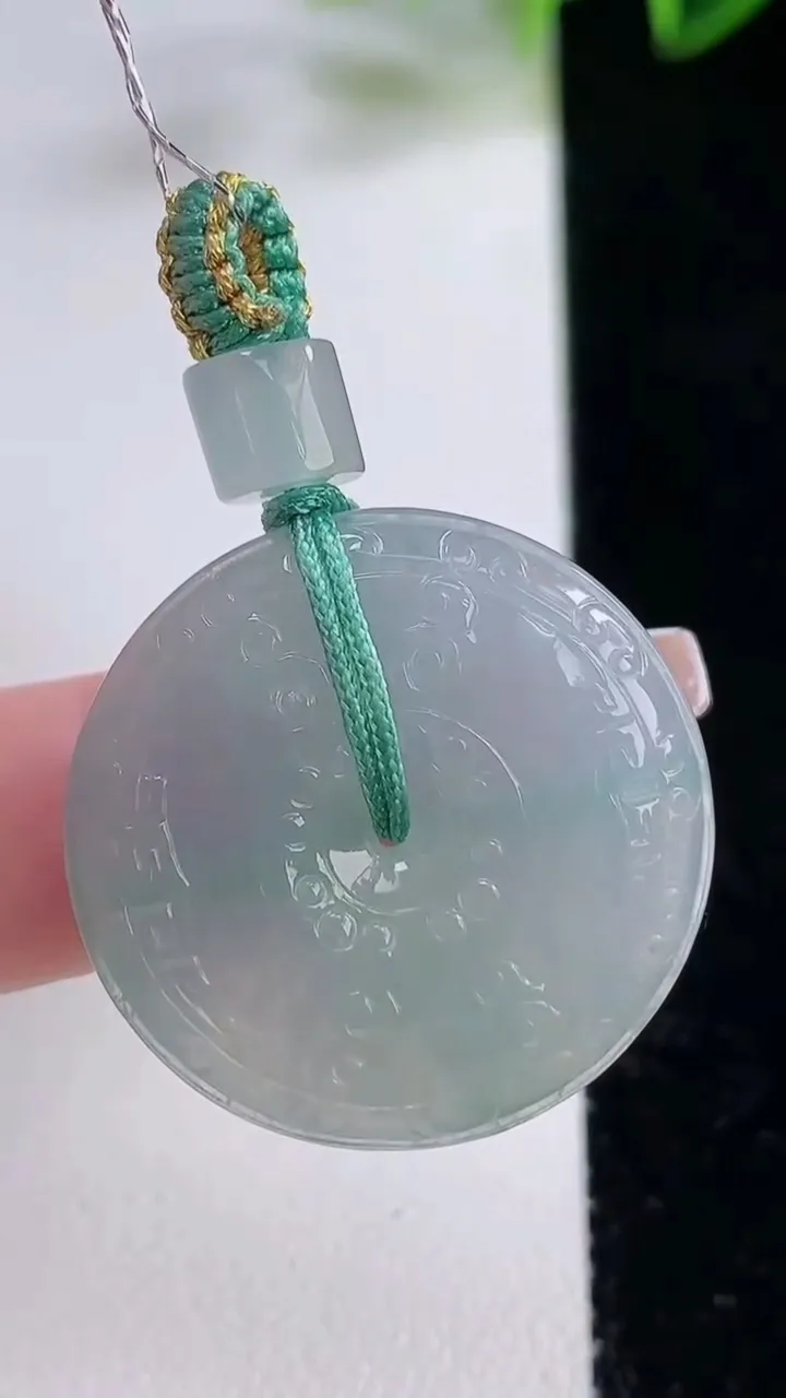 天然A货翡翠复古平安扣吊坠，尺寸26.4-5.4，重量:9.51g
12月22日