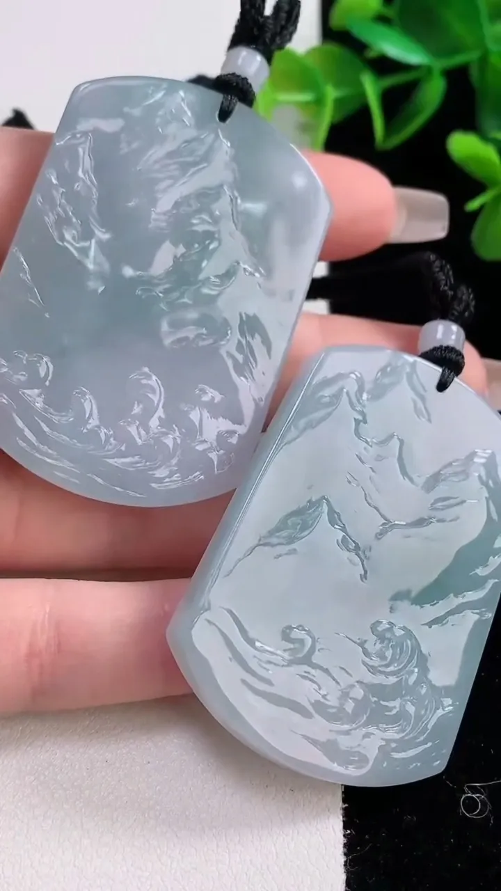 天然A货翡翠牌吊坠一对，尺寸51.4-35.6-6.3，重量:72.92g
12月22日