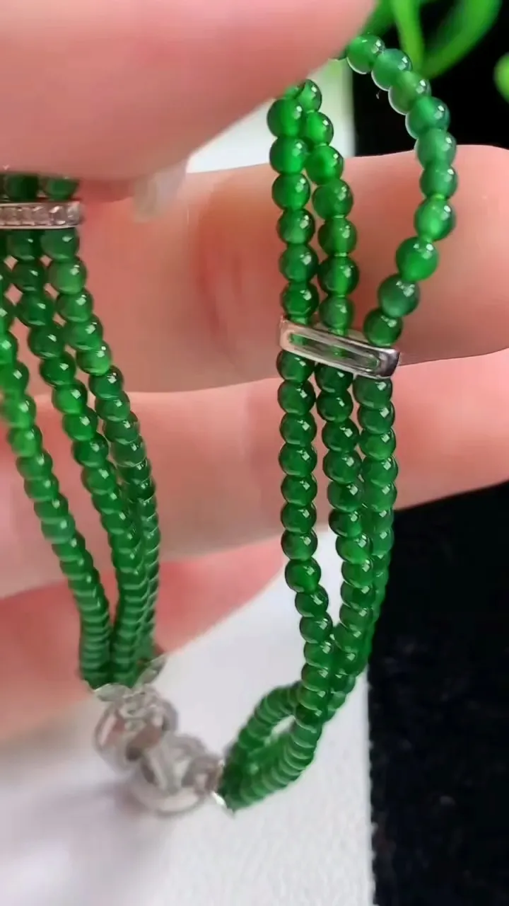 天然A货翡翠小米珠三排手串，尺寸2.2，重量:7.06g12月22日
工厂直销收藏佳品,种好水足，色泽均匀，有种有色，上手高大气！