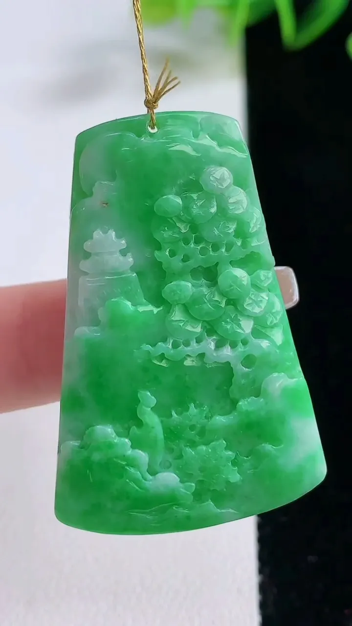 天然A货翡翠山水牌吊坠，尺寸42-28.2-5.8，重量:14.90g
12月22日