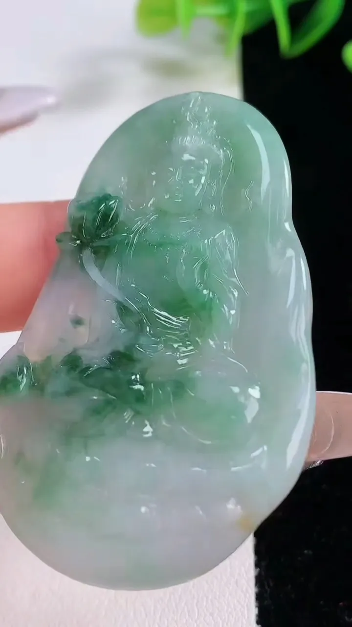 天然A货翡翠大势至菩萨吊坠，尺寸57.3-38-5.7，重量:21.83g
12月22日