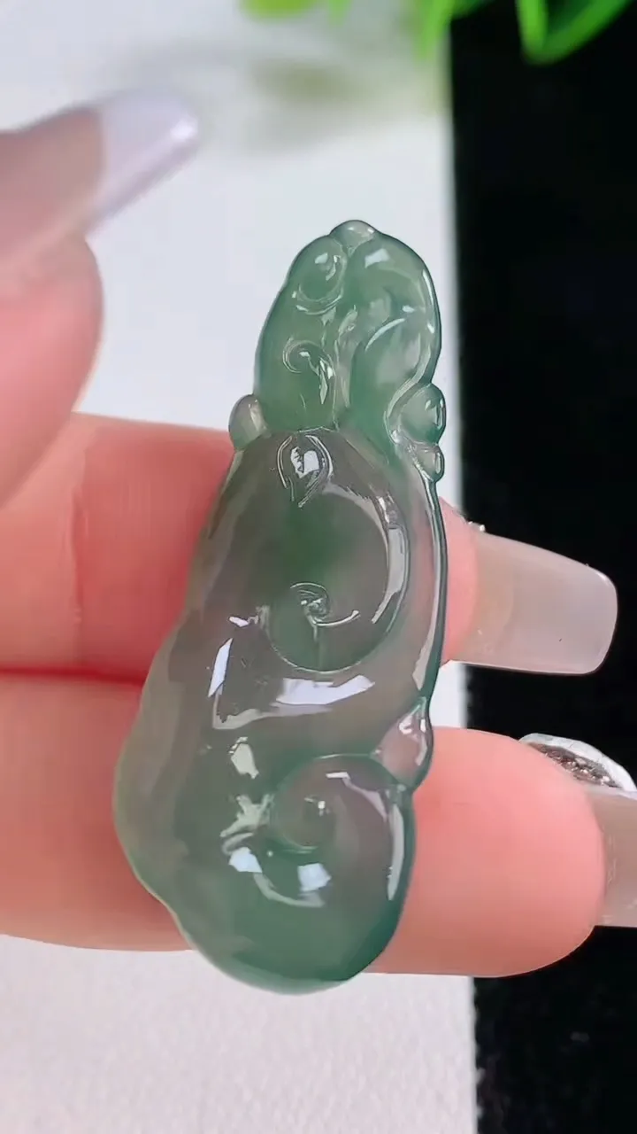 天然A货翡翠如意吊坠，尺寸42-16.4-5.3，重量:5.53g
12月22日