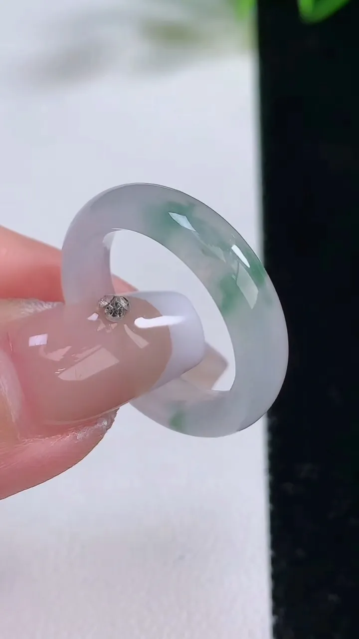 天然A货翡翠冰种飘花指环戒指，尺寸18-5.2-3.2，重量:3.61g2025年12月22日
工厂