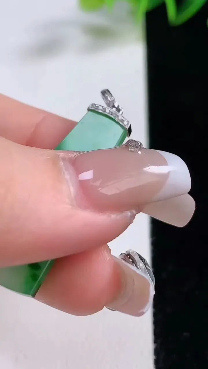 天然A货翡翠无事牌吊坠，尺寸34.5-13.5-2.4，重量:3.45g
12月22日