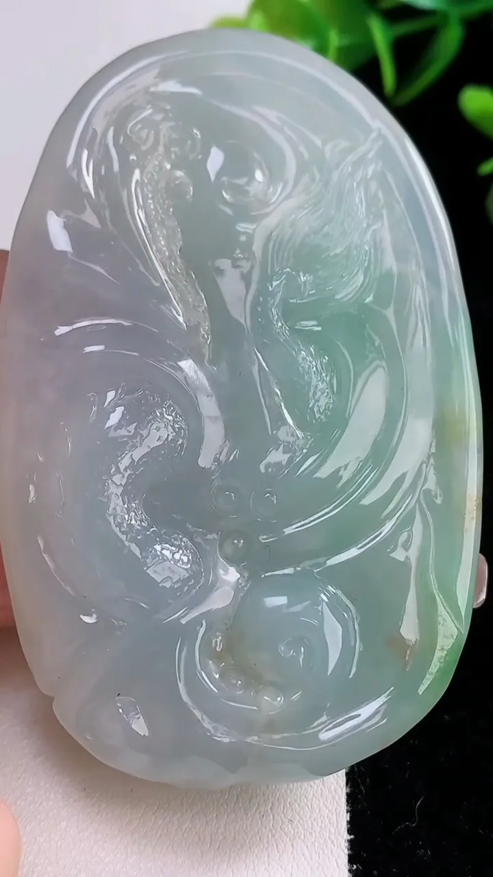 天然A货翡翠御龙大势至菩萨吊坠，尺寸74-50-14，重:72.50g
12月22日