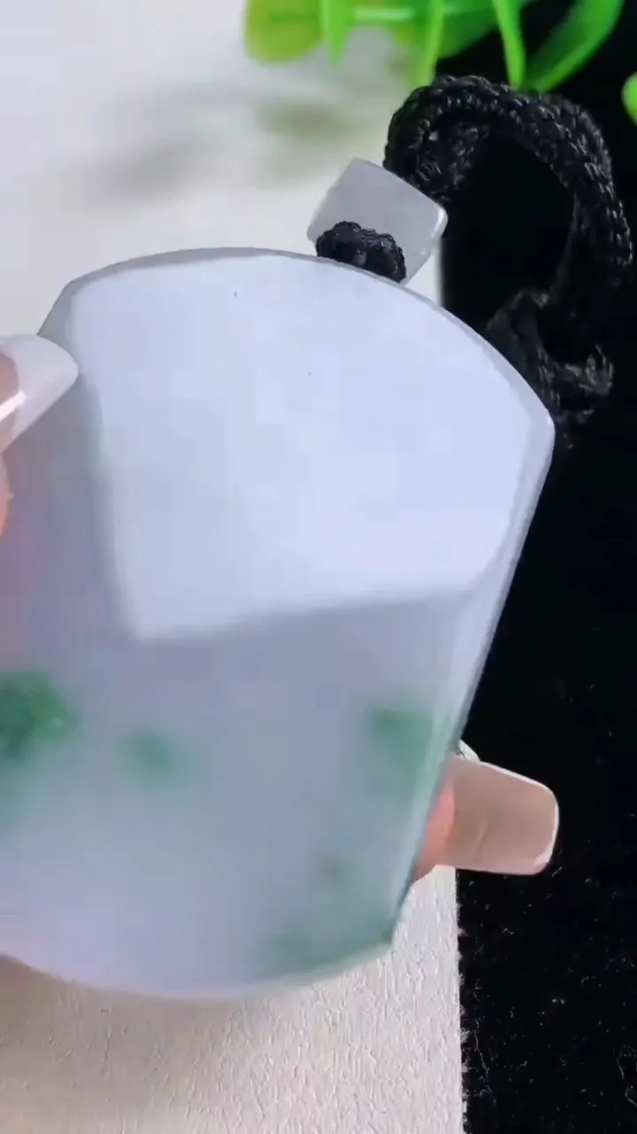 天然A货翡翠紫罗兰飘花无事牌吊坠，尺寸53.6-41-5.8，重量:41.37g
12月22日