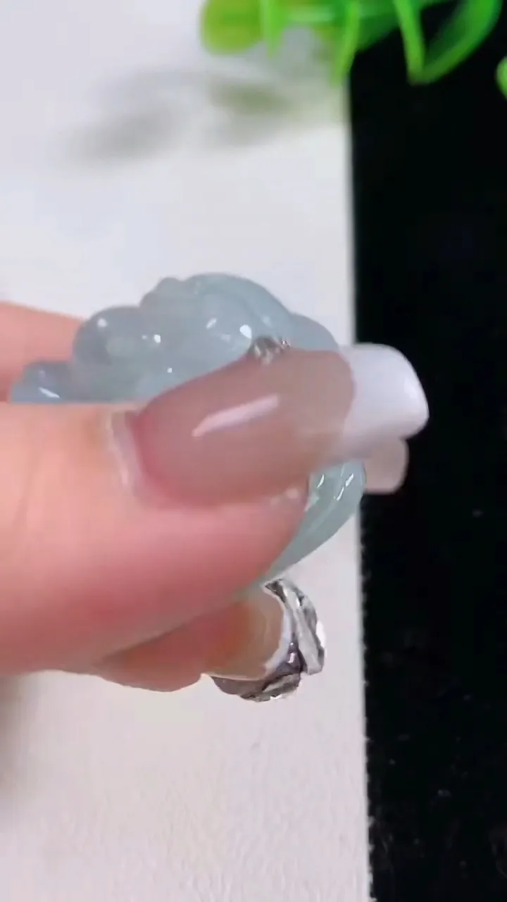 天然A货翡翠冰种飘花佛公吊坠，尺寸43.6-48.7-12.7，重量:40.50g
12月22日