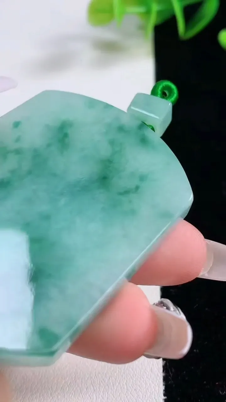 天然A货翡翠飘花无事牌吊坠，尺寸55.2-41.2-5.7，重量:39.95g
12月22日