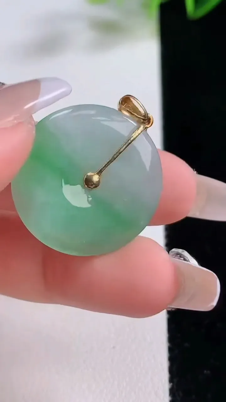 天然A货翡翠平安扣吊坠，尺寸24.5-3.2，重量:5.17g
12月22日