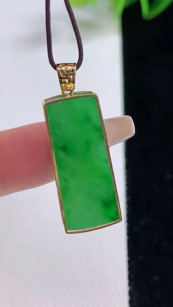 天然A货翡翠无事牌吊坠，尺寸26.2-10.8-4，重量:3.83g
12月22日
