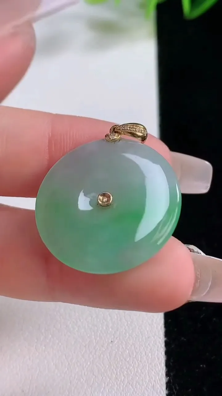 天然A货翡翠平安扣吊坠，尺寸24.5-3.2，重量:5.17g
12月22日