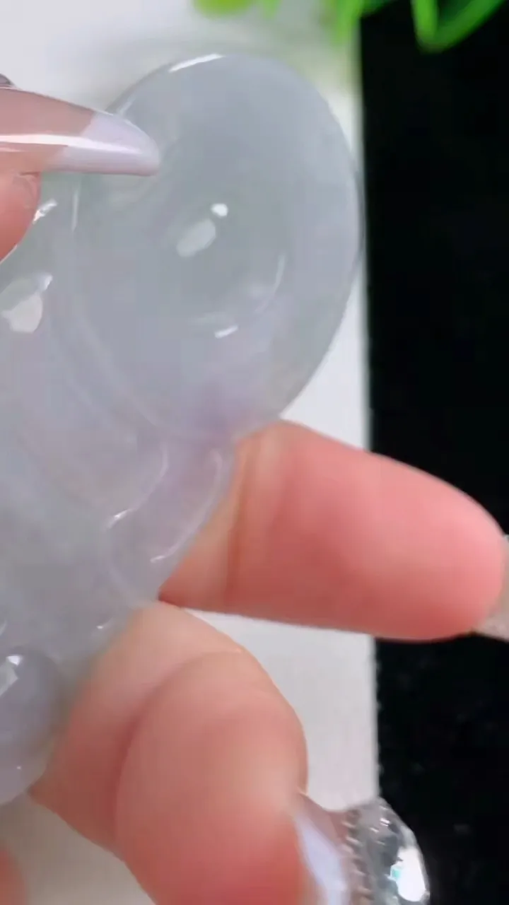 天然A货翡翠观音菩萨吊坠，尺寸64.2-40-5.3，重量:25.92g
12月22日