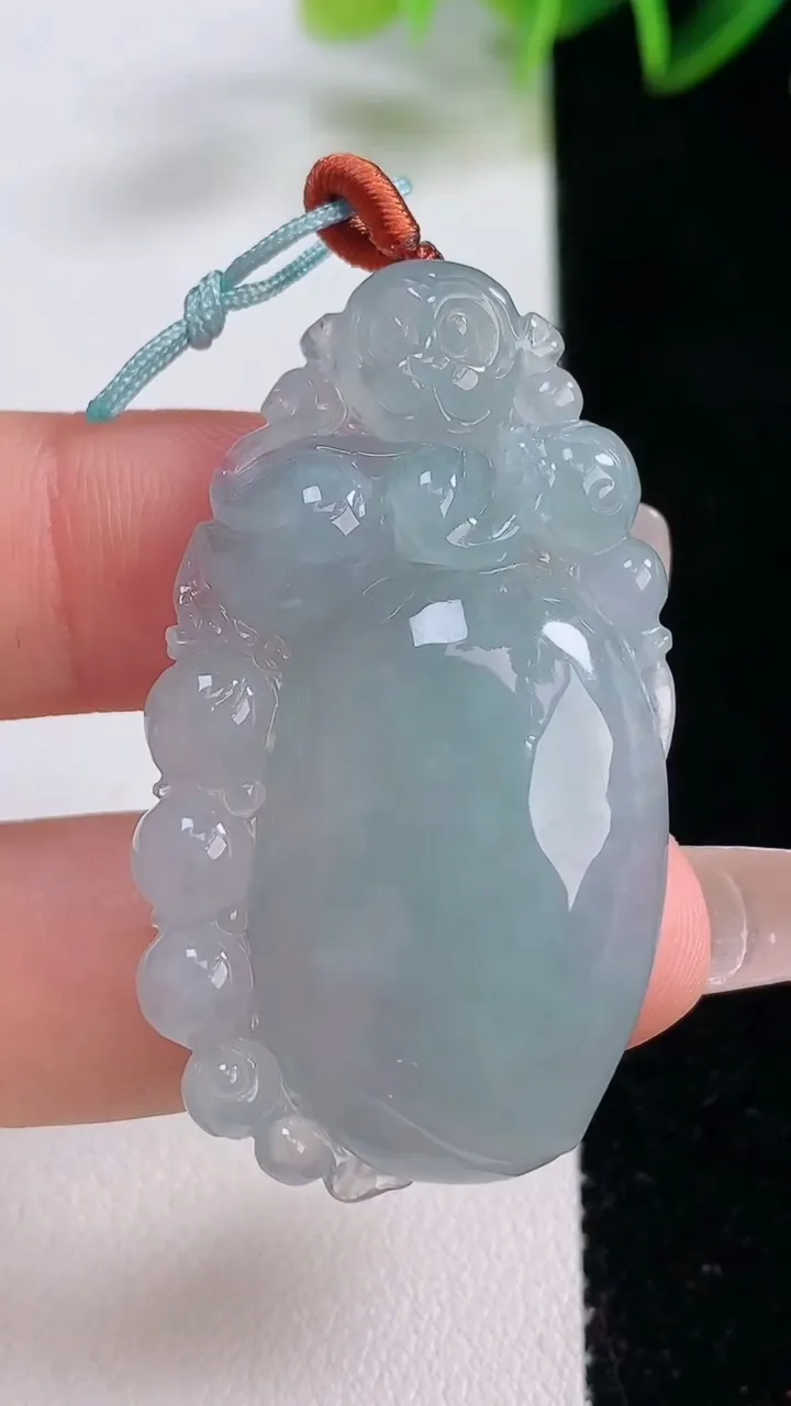天然A货翡翠寿桃吊坠，尺寸44-24.6-7.2，重量:13.27g
12月22日
