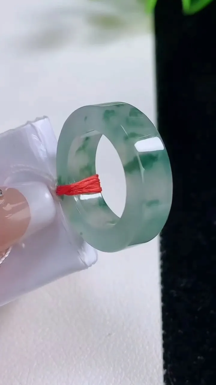 天然A货翡翠冰种飘花方形指环戒指，尺寸16.2-6-3.9，重量:6.39g2025年12月22日
工厂直销收藏佳品,种好水足，色泽均匀，有种有色，上手高大气！