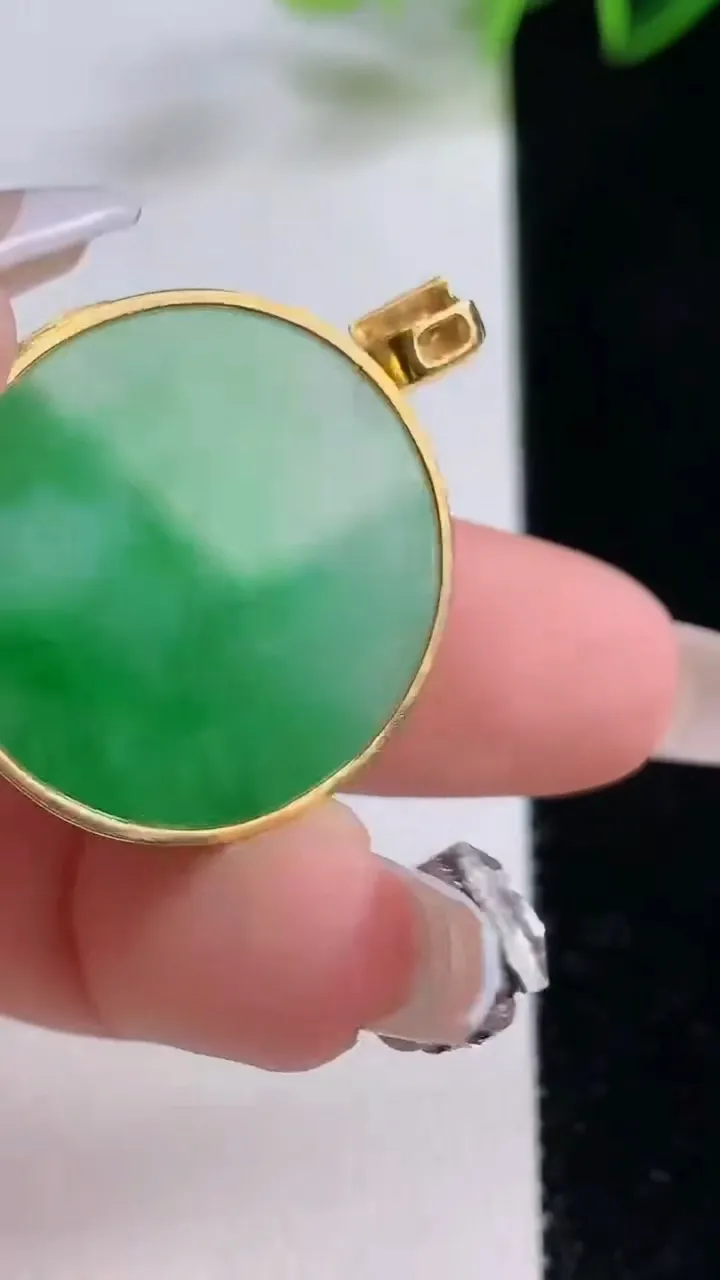 天然A货翡翠无事牌吊坠，尺寸25.7-4，重量:7.61g
12月22日