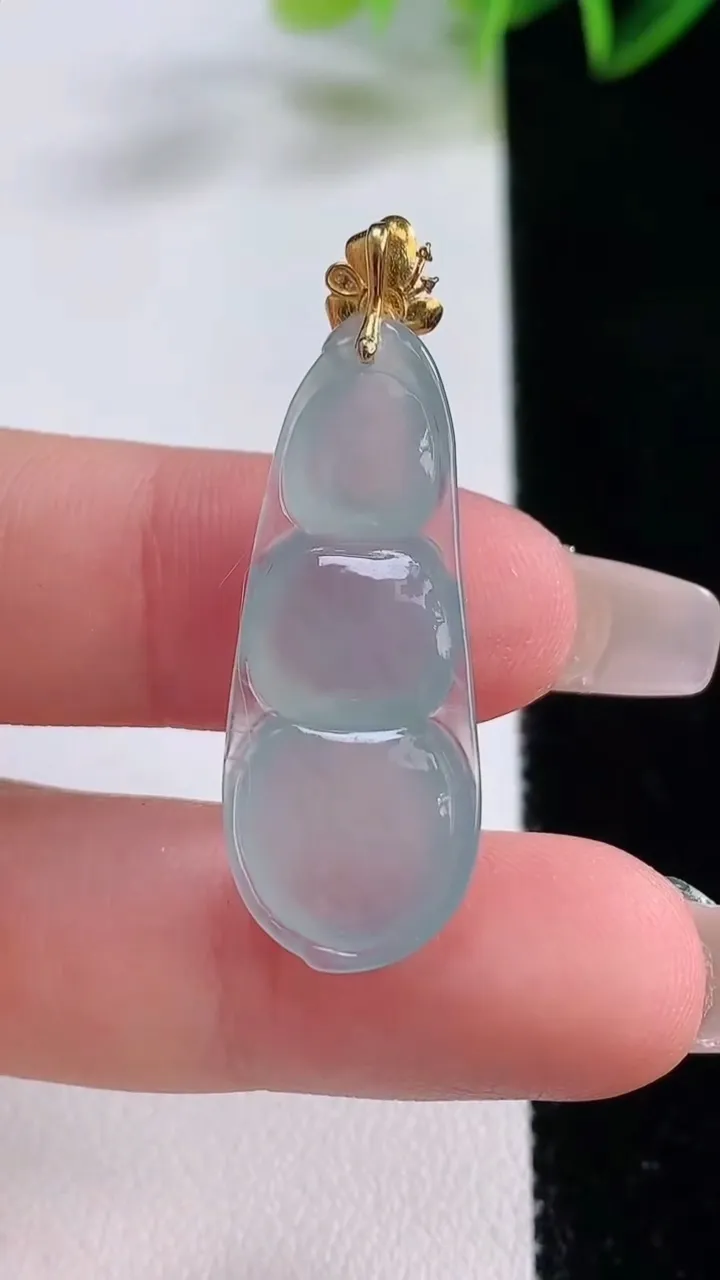 天然A货翡翠福豆吊坠，尺寸33.7-12.3-5.6，重量:3.74g
12月22日