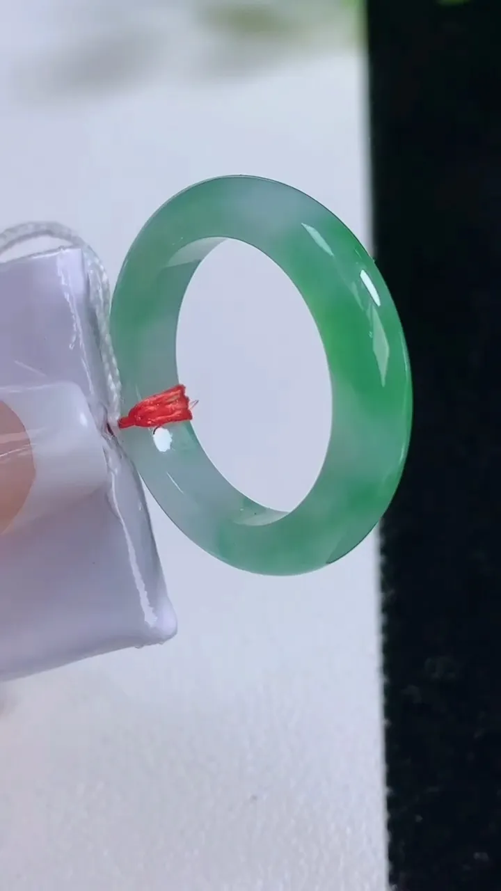 天然A货翡翠指环戒指，尺寸18.2-4.2-3.5，重量:4.93g2025年12月22日
工厂直销收藏佳品,种好水足，色泽均匀，有种有色，上手高大气！