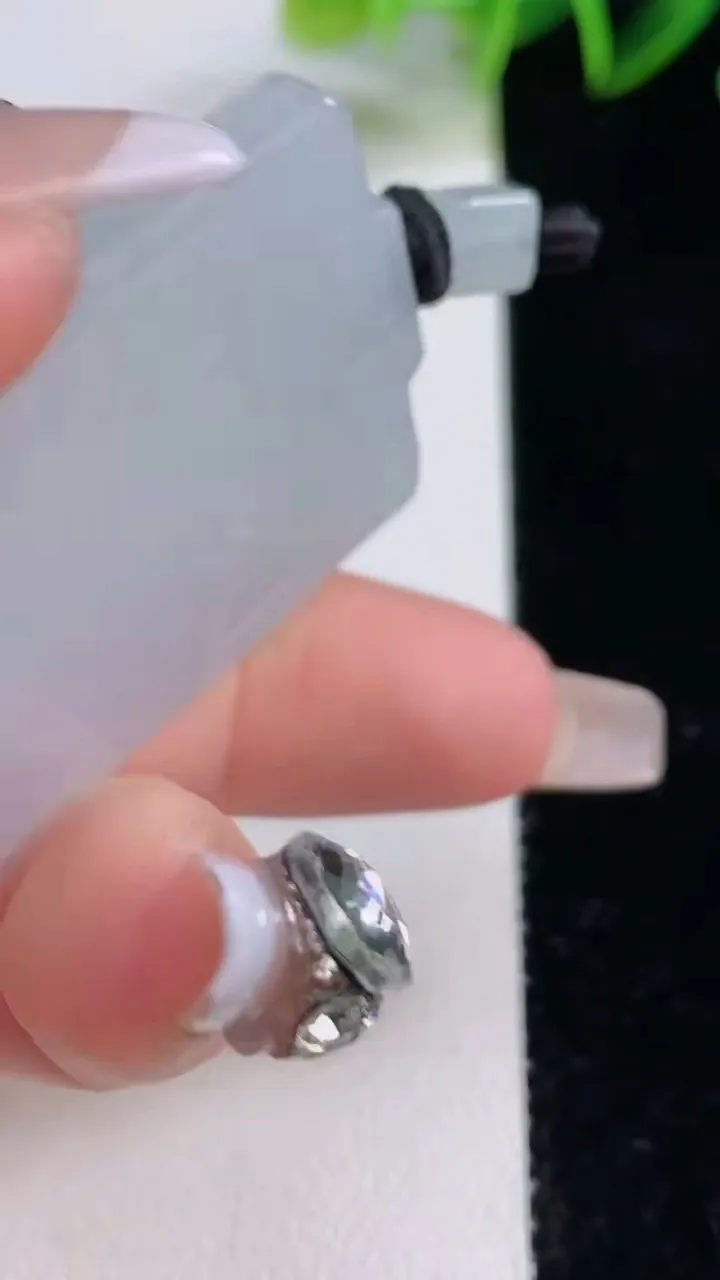 天然A货翡翠山水牌吊坠，尺寸57.3-28.3-5.2，重量:26.48g
12月22日