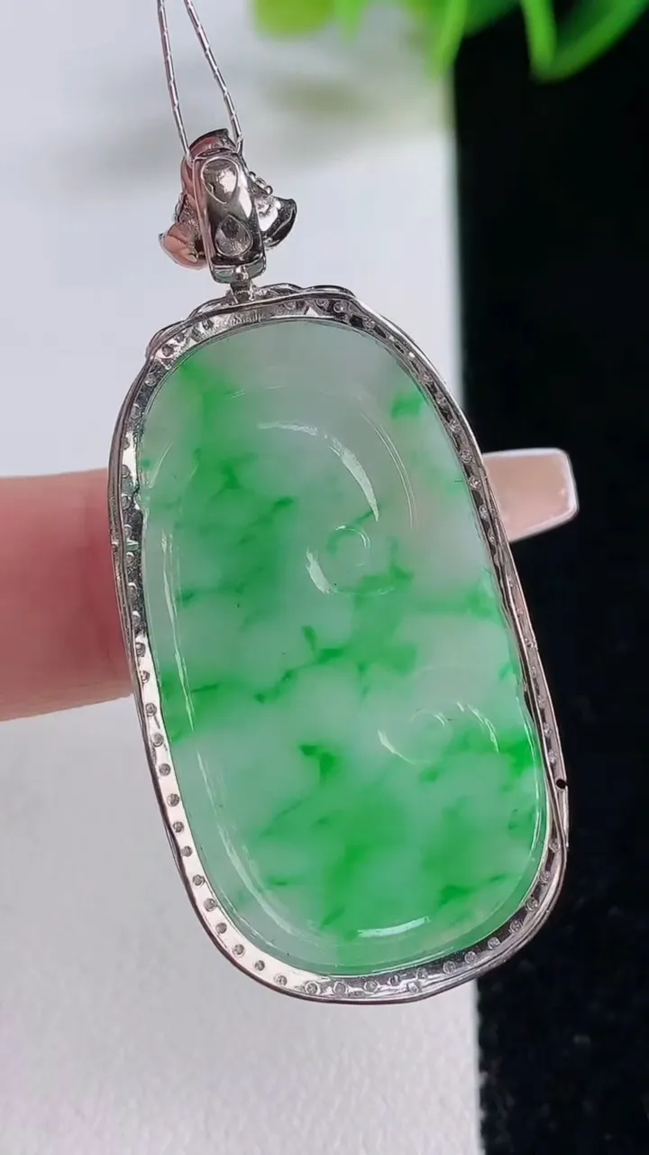 天然A货翡翠如意吊坠，尺寸47-21-5.9，裸石36-19重量:5.48g
12月22日