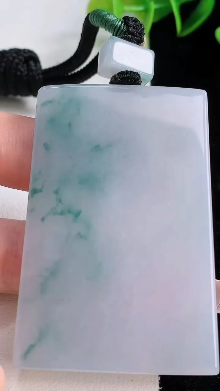 天然A货翡翠冰种飘花无事牌吊坠，尺寸61.3-40.8-6.3，重量:57.91g
12月22日