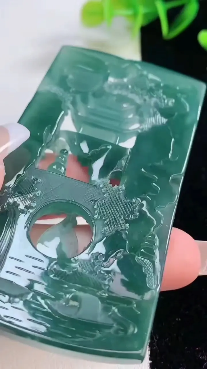 天然A货翡翠山水无相佛吊坠，尺寸76.2-42.5-6.9，重量:45.99g
12月22日