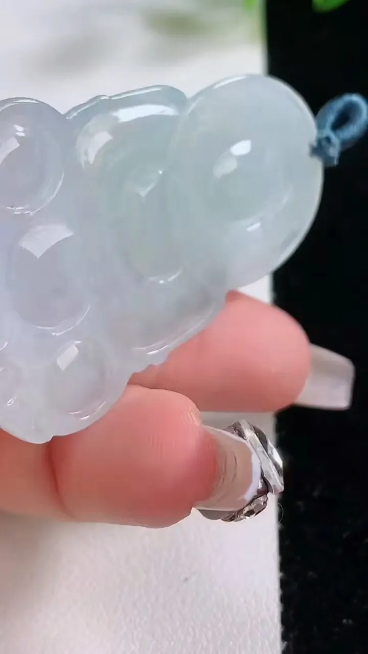 天然A货翡翠观音菩萨吊坠，尺寸50.7-33.7-4.4，重量:13.41g
12月22日