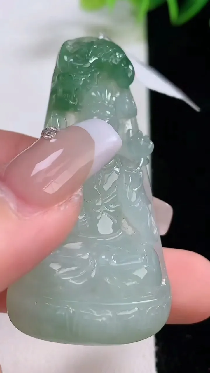 天然A货翡翠祥龙虚空藏菩萨吊坠，尺寸54-27.7-7.5，重量:19.77g
12月22日