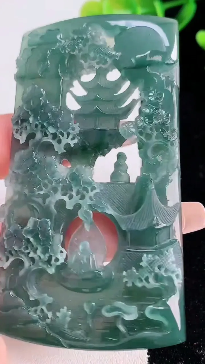 天然A货翡翠山水无相佛吊坠，尺寸76.2-42.5-6.9，重量:45.99g
12月22日