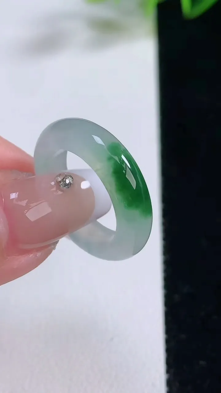 天然A货翡翠指环戒指，尺寸16.4-5.3-3.6，重量:3.89g2025年12月22日
工厂直销收藏佳品,种好水足，色泽均匀，有种有色，上手高大气！