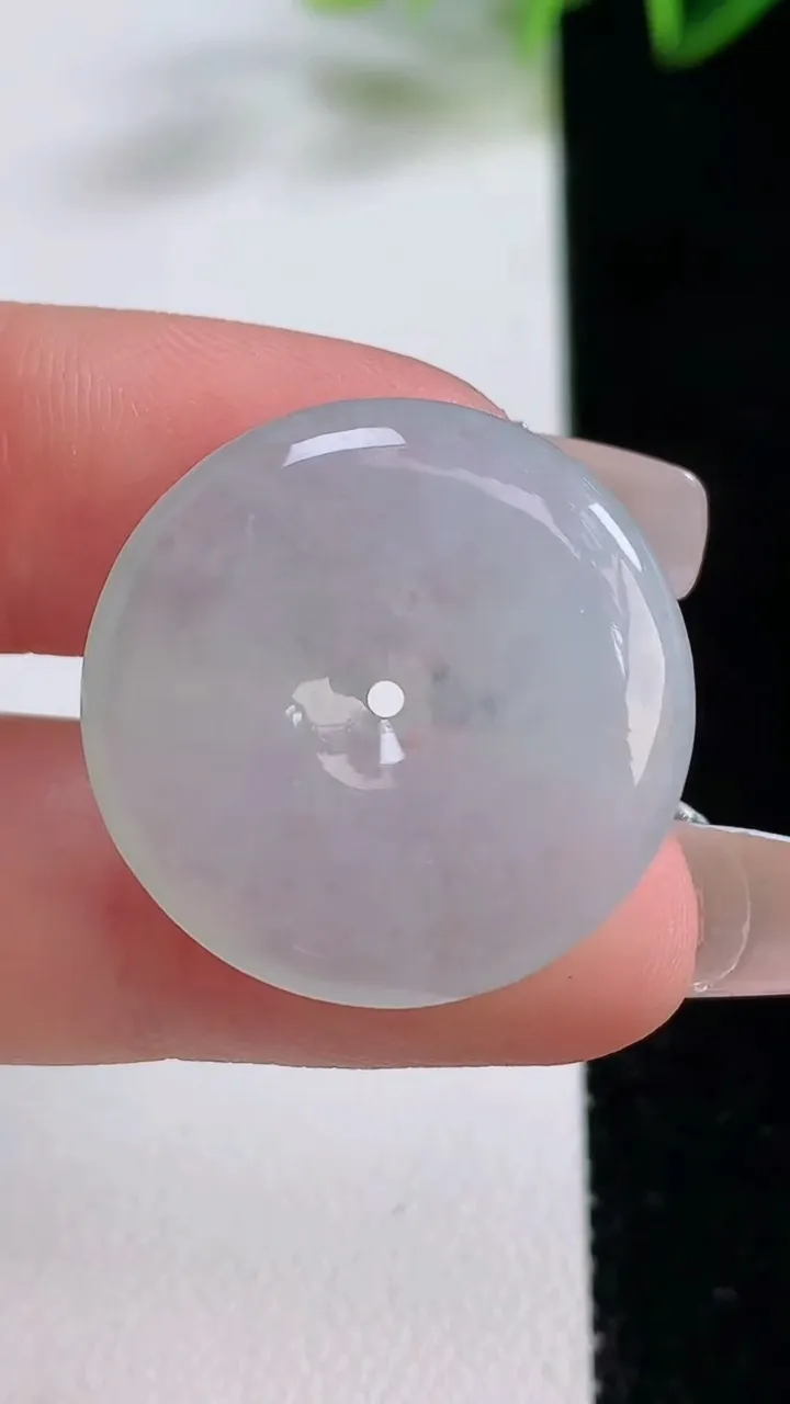 天然A货翡翠飘花平安扣吊坠，尺寸24.7-4.6，重量:6.14g
12月22日