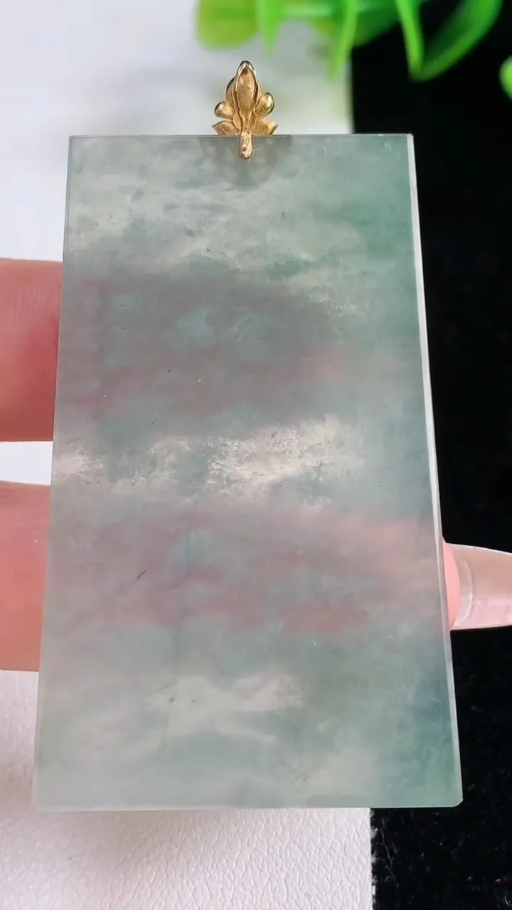 天然A货翡翠种飘花无事牌吊坠，尺寸55-33-2.8，重量:16.83g
12月22日