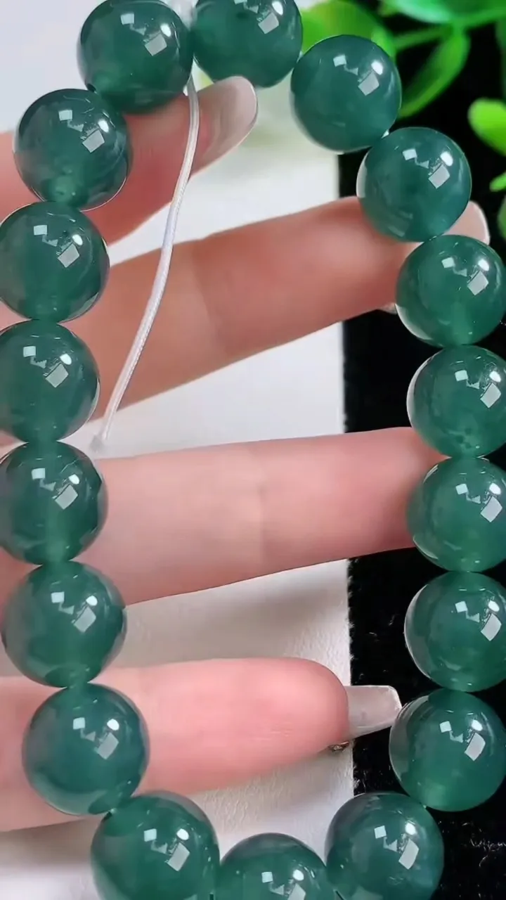 天然A货翡翠圆珠手串，尺寸11.8-18颗，重量:51.06g12月22日
工厂直销收藏佳品,种好水足，色泽均匀，有种有色，上手高大气！