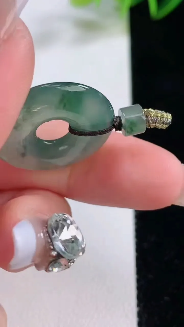 天然A货翡翠飘花平安环吊坠，尺寸22.8-3.5，重量:4.00g
12月22日