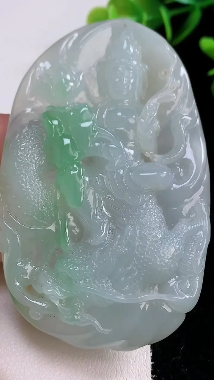 天然A货翡翠御龙大势至菩萨吊坠，尺寸74-50-14，重:72.50g
12月22日