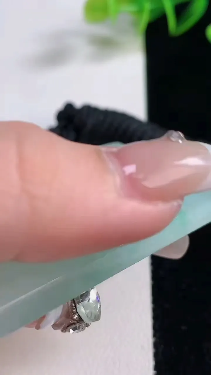 天然A货翡翠无事牌吊坠，尺寸584-37.2-5.7，重量:43.79g
12月22日