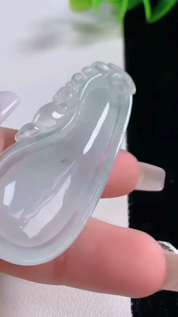 天然A货翡翠冰种飘花福瓜吊坠，尺寸59-23.9-7.5，重量:16.43g
12月22日