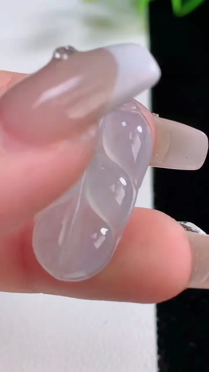 天然A货翡翠金枝玉叶 叶子吊坠，尺寸26.5-14.7-3.7，重量:2.87g
12月22日