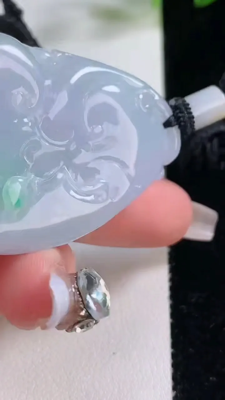 天然A货翡翠如意吊坠，尺寸45.3-33.6-11.8，重量:36.97g
12月22日