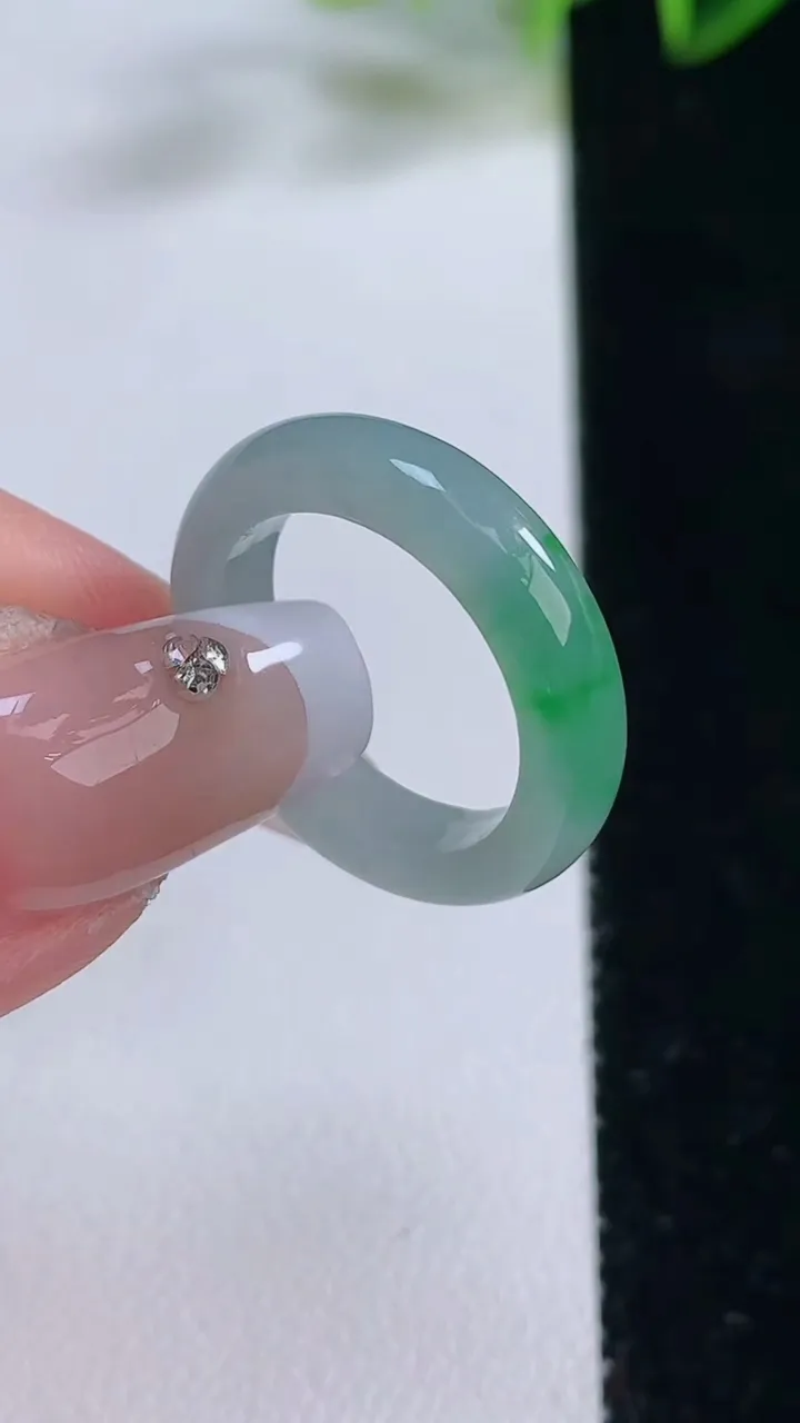 天然A货翡翠指环戒指，尺寸16.3-4.4-3，重量:2.92g2025年12月22日
工厂直销收藏佳品,种好水足，色泽均匀，有种有色，上手高大气！